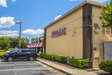Gwinnett, County USA - 05: 31 20: TGI Fridays Restoranı arka köşe manzarası ve arabalar