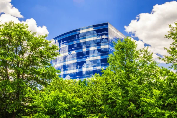 Gwinnett County Usa Edificio Vidrio Que Refleja Cielo Azul — Foto de Stock