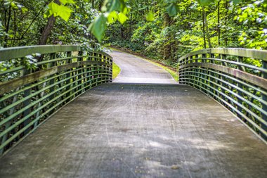 Paulding County, Ga USA 06 11: 20 Gümüş Kuyruklu yıldız yolu manzarası kaldırımlı yürüyüş yolunda bir köprü üzerinde