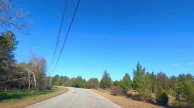 Burke County, Ga USA - 12.28 20: POV kavis etrafında kırsal alanda araba sürüyor