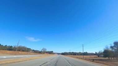 Columbia County, Ga USA - 1229 20: Açık mavi gökyüzü ile bir otoyolda ilerlemek
