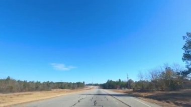 Columbia County, Ga USA - 1229 20: Açık mavi gökyüzü ve trafiği olan bir otoyolda ilerlemek