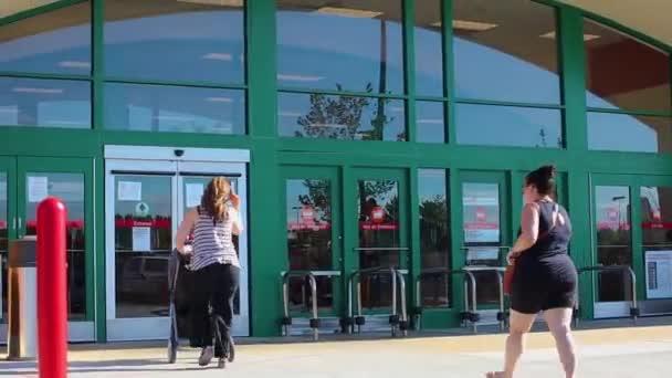 Paulding County Usa Two Females Entering Retail Store — Stock Video