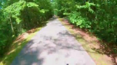 Paulding County, Ga USA - 06 11: 20: POV FPV hızlandırılmış doğa yolu üzerinde giden bir kişi