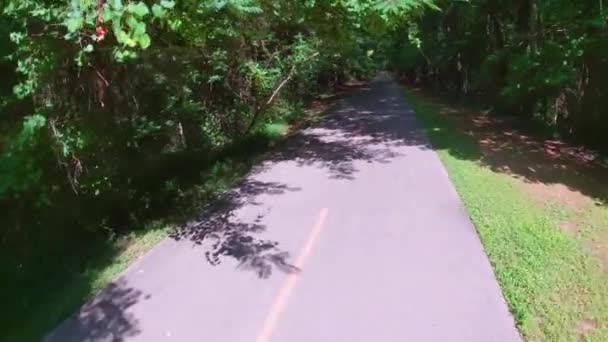 ポーリング郡 ガインUsa Fpv Povダラス ジョージア州のシルバー コメット トレイルの舗装された自然歩道で自転車に乗る — ストック動画
