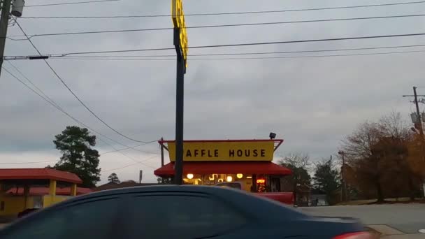Augusta Usa Waffle House Night View Street Traffic — Stock video