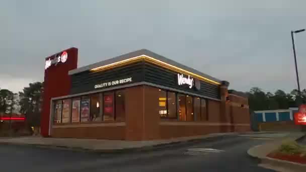 Augusta Usa Pan Van Wewndys Fast Food Restaurant Nachts — Stockvideo