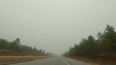 Burke County, Ga USA - 01 01: 21: POV 25. otoyoldaki bir inşaat bölgesinde trafik ve yoğun siste