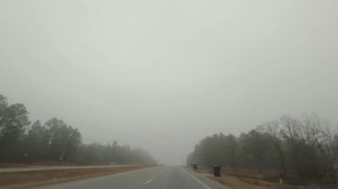 Burke County, Ga USA - 01 01: 21: 01.Otoyolda polis trafiği yok ve 25. karayolunda yoğun sis var.