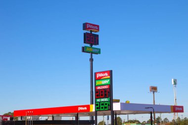 Augusta, Ga USA - 01 01 21: Bel Air yolundaki Pilot perakende satış mağazasında benzin tabelası ve fiyatı