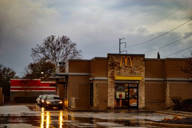 Augusta, Ga USA - 1228: 20: McDonalds fast food restoranı yağmurda araba sürüyor