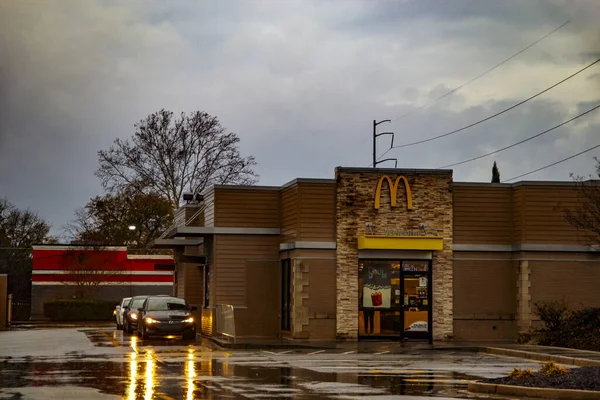 Augusta Usa Mcdonalds Restaurante Comida Rápida Lluvia Conducir Coches Unidad — Foto de Stock