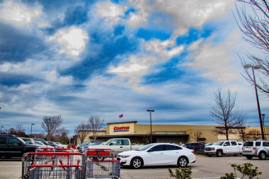 Augusta, Ga USA - 07 07: 21: Costco perakende satış mağazası tabelası ve park edilmiş arabalar