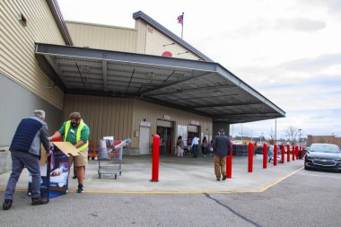 Augusta, Ga USA - 07 07 07: 21 Bir Costco çalışanı, her ikisi de maske takan bir kıdemliye uzak görüşlü yardım ediyor
