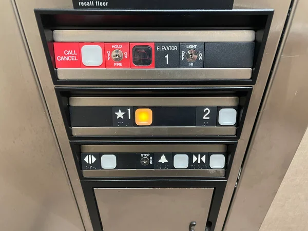 Asansör Kontrol Paneli Bir Iki Kat Aşağıya Bakıyor — Stok fotoğraf