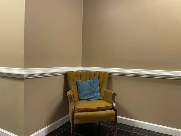 大堂办公室里的一把棕色长毛绒椅子 — 图库照片