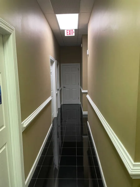 Αντανάκλαση Μιας Λευκής Πόρτας Γυαλιστερό Δάπεδο Ψηλό Διάδρομο — Φωτογραφία Αρχείου