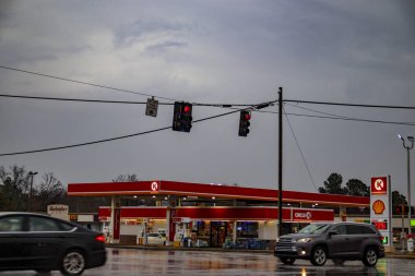 Augusta, Ga USA - 01 01 21: K benzin deposu ve karayolu trafiği ve kırmızı ışık