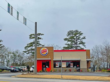 Columbia County, Ga USA - 01 19 21: Burger King fast food restoran yol manzaralı trafik işaretli