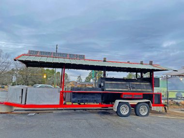 Augusta, Ga USA 02 20 21: Şef Redds Extreme Bar-B-Q Smoker fragmanı ve büyük bir ızgara 