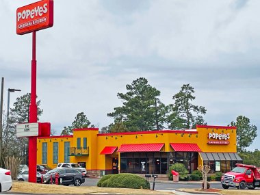 Columbia County, Ga USA - 01 19: 21: Popeyes araba ve trafik ile kızarmış tavuk restoranı