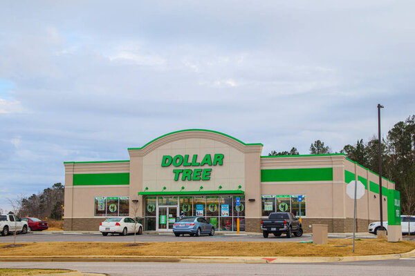 Augusta, Ga USA 01 07 21: Внешний вид розничного магазина Dollar Tree и припаркованные автомобили