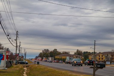 Augusta, Ga USA - 01: 07: Fırtınalı bir günde otoyolda trafik ve yedek arabalar