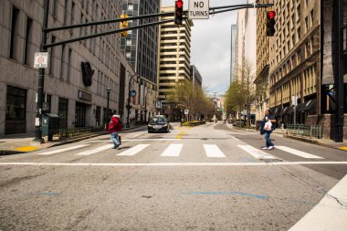 Atlanta, Ga USA - 03: 20 Atlanta şehir merkezi insanlar caddeyi ve şehir binalarını geçiyor