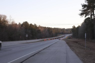 Georgia kırsalında arabaları olan bir yol inşaatında trafik ve hız sınırlarının artması
