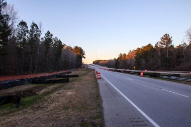 Gürcistan 'ın kırsal kesimindeki turuncu konilerde trafik ve hız sınırlarının artması