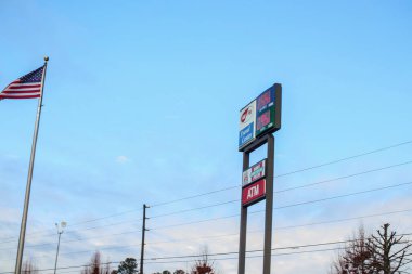 Richmond County, Ga USA - 03: 03 Saat 21: 00 Benzin fiyatları ve Amerikan bayrağı 2.55 galon