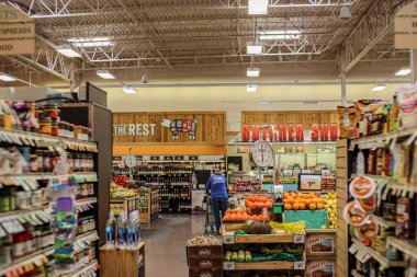 Augusta, Ga USA - 03 04: 21: Sprouts perakende süpermarket çalışanı