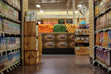 Augusta, Ga USA - 03 04: 21: Filizler perakende süpermarket reyonundan düşük üretim manzarası