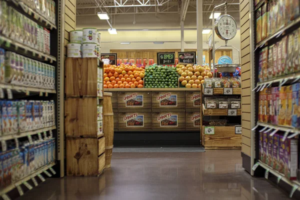 Augusta, Ga USA - 03 04: 21: Filizler perakende süpermarket reyonundan düşük üretim manzarası