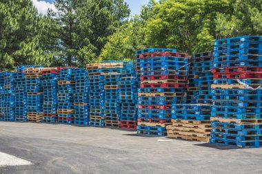 Gwinnett, County USA - 05: 31 20: Walmart mavi ve kahverengi paletleri istifliyor