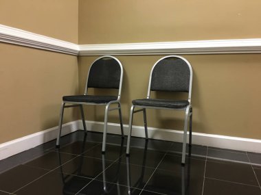 Lobide yansımalı iki gümüş ve siyah ofis sandalyesi.