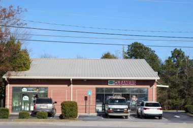 Augusta, Ga USA - 03 05: 21: Kuru temizlemeci işi tuğla bina park edilmiş arabalar