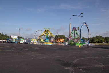 Dekalb County, Ga USA - 06: 28 20: Dekalb İlçe Fuarı Dr. Kentsel açık mavi gökyüzü