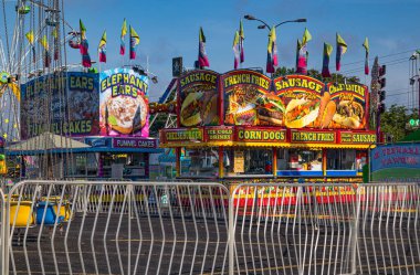 Dekalb County, Ga USA - 06: 28 20: Dekalb Fuarı Dr. Kentsel açık mavi gökyüzü sosislileri duruyor