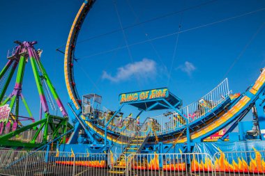 Dekalb County, Ga USA - 06: 28 20: Dekalb İlçe Fuarı Dr. Kentsel açık mavi gökyüzü ateş çemberi