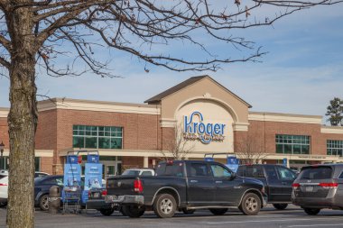 Augusta, Ga USA - 01 06 21: Kroger 'ın otoparkındaki bir otopark
