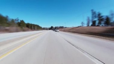 Augusta, Ga USA - 03 08: 21: Timelapse Kodak 2383 Hız Hızı Hızı Hızı Hızı Belair Yolu üzerindeki açık mavi gökyüzü gününde