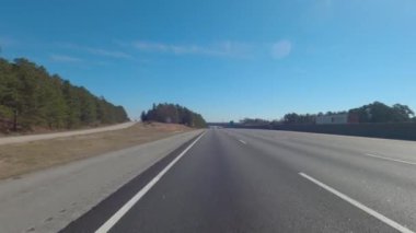 Augusta, Ga USA - 03 10 21: Otoyol 20 üzerinde ters etki yaratan arka kamera görüntüsü