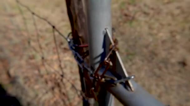 Mężczyzna Zamykający Łańcuch Płocie Wiejskiej Gruzji Zimie — Wideo stockowe