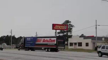 Augusta, Ga USA - 03 06: 21: Bir AutoZone tırı Gelişmiş Otomobil Parçaları mağazasından geçiyor