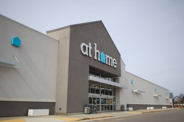 Augusta, Ga USA - 02 03 21: ev perakende mağazasının dış binasında ve açılı manzarayı imzalayın