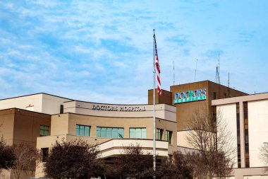 Augusta, Ga USA - 02: 03-21: Amerikan bayrak direğiyle Doktorlar Hastanesi girişi