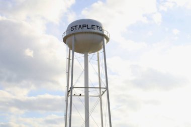 Stapleton, Ga USA - 01: 25 Stapleton su kulesi ve bulutlu mavi gökyüzü