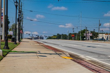 Atlanta, Ga USA - 06: 14: 20: Memorial Drive otelleri ve restoranların zemin manzarasında trafik