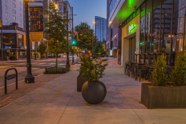 Atlanta, Ga USA - 06: 14: 20: Gece Atlanta şehir merkezi kaldırım şehri silüeti.